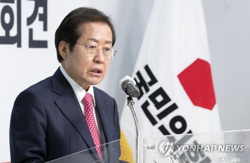 홍준표, 대국민·당원 호소 기자회견(서울=연합뉴스) 전수영 기자 = 국민의힘 홍준표 대선 경선 후보가 31일 오전 서울 여의도 국민의힘 당사에서 결선투표에 즈음한 대국민·당원 호소 기자회견을 하고 있다. 2021.10.31 [국회사진기자단] swimer@yna.co.kr