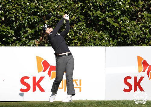 티샷하는 이소영(서울=연합뉴스) 이소영이 31일 제주도 서귀포의 핀크스 골프클럽에서 열린 KLPGA 투어 SK네트웍스·서울경제 레이디스 클래식 최종라운드 3번 홀에서 티샷하고 있다. 2021.10.31      [KLPGA 제공. 재판매 및 DB 금지] photo@yna.co.kr