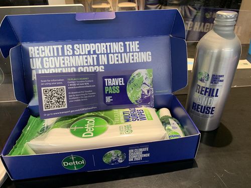 (글래스고[영국]=연합뉴스) 최윤정 특파원 = 31일(현지시간) 개막한 제26차 유엔기후변화협약 당사국회의(COP26)에서는 코로나19 방역을 강조하며 참가자들에게 손 세정제와 항균 티슈를 기념품으로 나눠줬다. merciel@yna.co.kr 2021.11.01