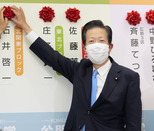 (도쿄 교도=연합뉴스) 야마구치 나쓰오(山口那津男) 공명당 대표가  31일 당 개표센터에서 중의원 선거에서 당선한 후보 이름에 장미꽃을 붙이고 있다.