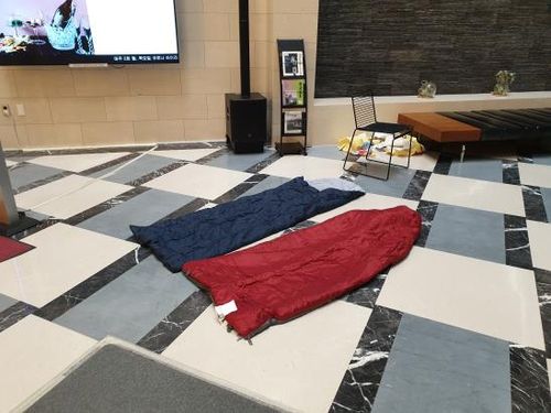 숙박객들이 머무는 대기실에 펼쳐진 침낭[입주민 제공. 재판매 및 DB 금지]