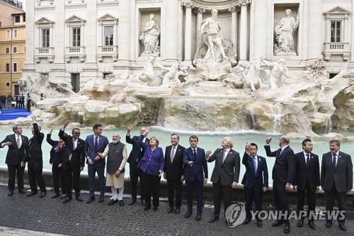 로마 트레비 분수에 '행운의 동전' 던지는 G20 정상들[AP 연합뉴스 자료사진. 재판매 및 DB 금지]