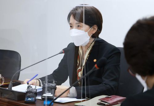 유은혜 부총리(서울=연합뉴스) 유은혜 부총리 겸 교육부장관이 1일 한국교육시설안전원에서 열린 교육신뢰회복추진단회의에 참석해 발언하고 있다. 2021.11.1.  [교육부 제공]