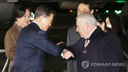 문재인 대통령, COP26 참석 위해 영국 글래스고 도착(글래스고=연합뉴스) 최재구 기자 = 제26차 유엔기후변화협약 당사국총회(COP26) 및 한-영 정상회담을 위해 영국 글래스고를 방문한 문재인 대통령과 김정숙 여사가 31일(현지시간) 영국 글래스고 국제공항에 도착, 영접 나온 로스 여왕실법률담당과 인사하고 있다. 2021.11.1 jjaeck9@yna.co.kr