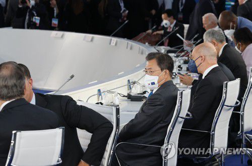 G20 정상회의 국제경제 및 보건 세션 참석한 문 대통령(로마=연합뉴스) 최재구 기자 = 문재인 대통령이 30일(현지시간) 이탈리아 로마 누볼라 컨벤션 센터에서 열린 주요 20개국(G20) 정상회의 기념촬영이 끝난 뒤 '국제경제 및 보건' 세션에 참석해 있다. 2021.10.30 jjaeck9@yna.co.kr