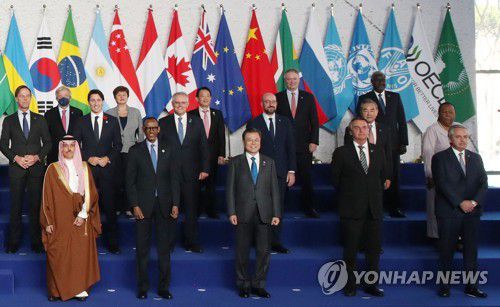 G20 정상들과 기념촬영하는 문재인 대통령(로마=연합뉴스) 최재구 기자 = 문재인 대통령이 30일(현지시간) 이탈리아 로마 누볼라 컨벤션 센터에서 열린 주요 20개국(G20) 정상회의 공식 환영식에서 기념촬영을 하고 있다. 2021.10.30 jjaeck9@yna.co.kr