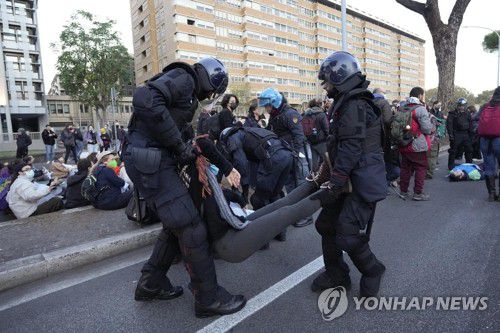 '로마 G20 정상회의' 개막일에 기습시위하는 환경운동가들[AP 연합뉴스 자료사진. 재판매 및 DB 금지]
