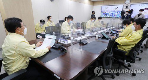 중대본 회의 주재하는 권덕철 장관(세종=연합뉴스) 김주형 기자 = 권덕철 중앙재난안전대책본부 1차장(보건복지부 장관, 왼쪽)이 1일 오전 세종시 정부세종청사에서 열린 신종 코로나바이러스 감염증(코로나19) 대응 중앙재난안전대책본부 회의를 주재하며 발언하고 있다. 2021.11.1 kjhpress@yna.co.kr