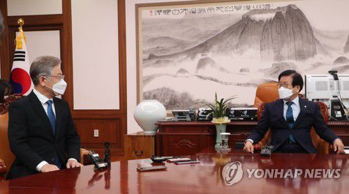 박병석 국회의장과 대화하는 민주당 이재명 대선 후보(서울=연합뉴스) 하사헌 기자 = 더불어민주당 이재명 대선 후보가 1일 오전 서울 여의도 국회에서 박병석 국회의장을 예방해 대화하고 있다. 2021.11.1 [국회사진기자단] toadboy@yna.co.kr