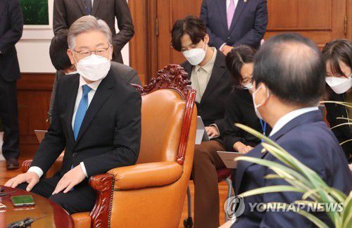 박병석 국회의장과 대화하는 민주당 이재명 대선 후보(서울=연합뉴스) 하사헌 기자 = 더불어민주당 이재명 대선 후보가 1일 오전 서울 여의도 국회에서 박병석 국회의장을 예방해 대화하고 있다. 2021.11.1 [국회사진기자단] toadboy@yna.co.kr