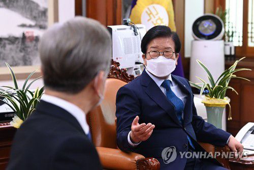 민주당 이재명 대선 후보와 대화하는 박병석 국회의장(서울=연합뉴스) 하사헌 기자 = 박병석 국회의장이 1일 오전 서울 여의도 국회에서  더불어민주당 이재명 대선 후보의 예방을 받고 대화하고 있다. 2021.11.1 [국회사진기자단] toadboy@yna.co.kr