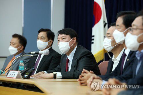 윤석열 국민캠프 경기도 당협위원장 간담회(수원=연합뉴스) 국민의힘 윤석열 대선 경선 후보가 1일 경기도 수원 장안구 국민의힘 경기도당에서 열린 국민캠프 경기도 선대위 및 당협위원장 간담회에서 발언하고 있다. 2021.11.1 [국회사진기자단] photo@yna.co.kr