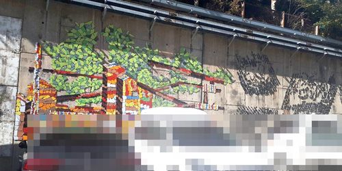 '기억하는 벽' 앞에 설치된 주차장[촬영 배연호]