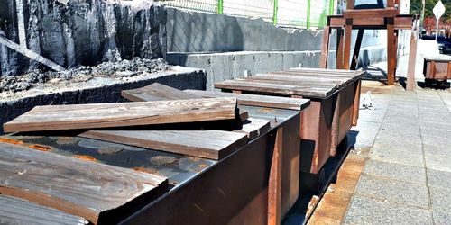 망가진 채 방치되는 나무 의자[촬영 배연호]