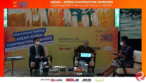 백용진 주아세안 공사참사와 뚜구 레자샤 파자자란대 교수(자카르타=연합뉴스) 성혜미 특파원 = 리퍼블릭 메르데카가 유튜브를 통해 중계한 '제2회 한-아세안 웨비나'를 캡처한 사진. 2021.11.2 noanoa@yna.co.kr