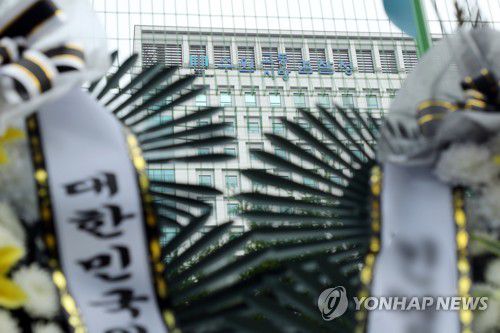 수원지검 앞에 놓인 근조화환[연합뉴스 자료사진]