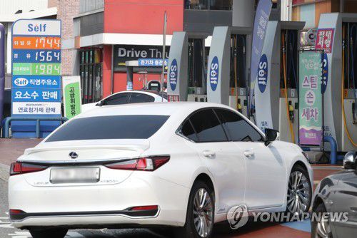 내달 12일부터 유류세 인하(서울=연합뉴스) 임헌정 기자 = 내달 12일부터 휘발유 등에 부과되는 유류세가 20% 인하된다.      액화천연가스(LNG) 수입에 0% 할당관세가 적용되고 다양한 농축수산물에 대한 할인행사도 진행된다.      사진은 10월 26일 서울의 한 주유소. kane@yna.co.kr