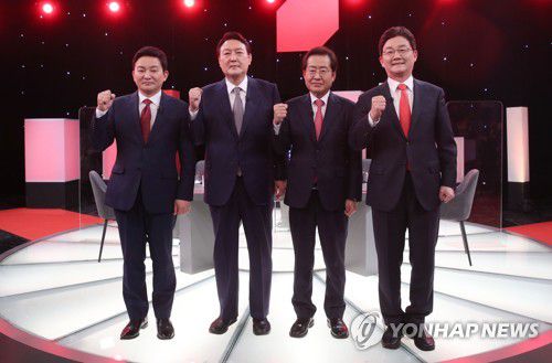 국민의힘 대선후보 제10차 종합토론회(서울=연합뉴스) 국민의힘 대선 경선 후보자 제10차 합동토론회가 열린 지난달 31일 저녁 서울 여의도 KBS 스튜디오에서 원희룡(왼쪽부터), 윤석열, 유승민, 홍준표 대선 경선 후보가 토론 시작에 앞서 포즈를 취하고 있다. 2021.10.31 [국회사진기자단] swimer@yna.co.kr