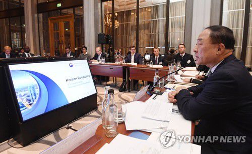 투자자 질문에 답하는 홍남기 부총리(서울=연합뉴스) 홍남기 경제부총리 겸 기획재정부 장관이 1일(현지시간) 영국 런던 코린시아 호텔에서 열린 한국경제설명회(IR)에 참석해 '한국경제 팬데믹 극복의 K-드라마'를 주제로 기조발표 후 투자자들의 질문에 답변하고 있다. 2021.11.2      [기획재정부 제공. 재판매 및 DB 금지] photo@yna.co.kr