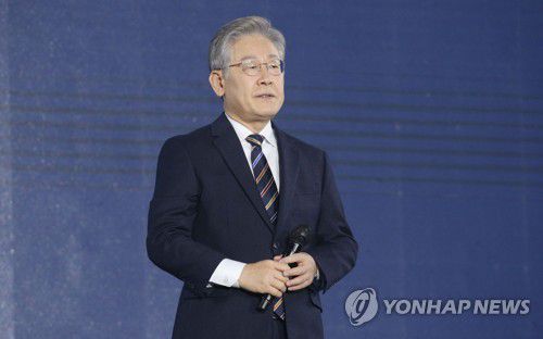 더불어민주당 대선 선거대책위원회 출범식(서울=연합뉴스) 더불어민주당 이재명 대선후보가 2일 오후 서울 송파구 올림픽경기장 KSPO돔에서 열린 민주당 '제20대 대통령선거 선거대책위원회 출범식'에서 연설하고 있다. 2021.11.2 [국회사진기자단] photo@yna.co.kr