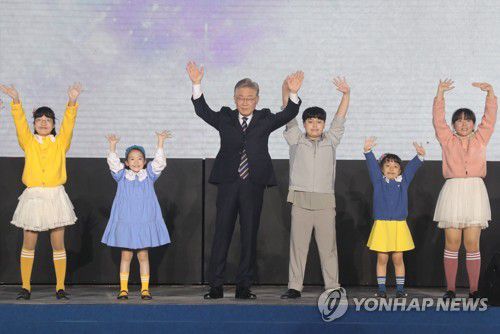 대선 선대위 출범식에서 오프닝 퍼포먼스하는 이재명 후보(서울=연합뉴스) 더불어민주당 이재명 대선 후보가 2일 서울 올림픽경기장 KSPO돔에서 열린 더불어민주당 제20대 대통령선거 선거대책위원회 출범식에서 공연단과 함께  오프닝 퍼포먼스를 하고 있다. 2021.11.2 [국회사진기자단] toadboy@yna.co.kr