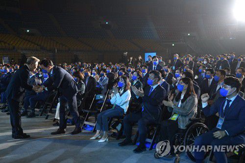 악수하는 이재명 후보와 송영길 대표(서울=연합뉴스) 더불어민주당 이재명 대선 후보와 송영길 대표가 2일 서울 올림픽경기장 KSPO돔에서 열린 더불어민주당 제20대 대통령선거 선거대책위원회 출범식에서 악수하고 있다. 2021.11.2 [국회사진기자단] toadboy@yna.co.kr