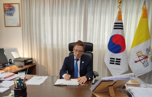 추규호 주교황청 대사 (로마=연합뉴스) 전성훈 특파원 = 2일(현지시간) 로마에 있는 주교황청 대사관저에서 업무를 보는 추규호 대사. 2021.11.3. lucho@yna.co.kr