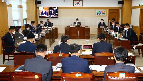 행정사무감사 나선 의회운영위원회[강원도의회 제공.재판매 및 DB 금지]