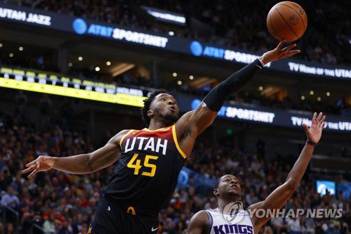 유타의 도너번 미첼(45번)[Jeffrey Swinger-USA TODAY Sports/로이터=연합뉴스]