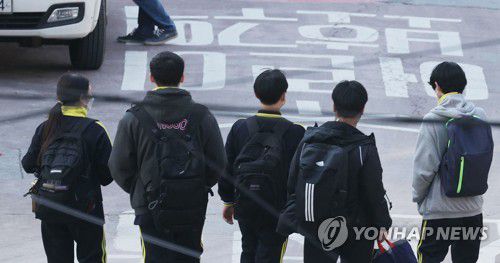 이달 22일부터 전국 유·초중고 전면 등교(서울=연합뉴스) 한종찬 기자 = 수도권을 포함한 전국의 유치원·초등·중·고등학교 학생들이 이번 달 22일부터 전면 등교한다.