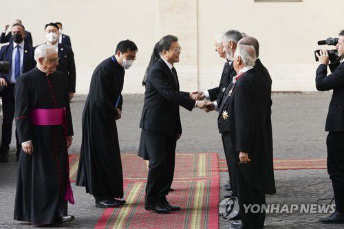 교황 의장단과 인사하는 문재인 대통령 내외(바티칸=연합뉴스) 최재구 기자 = 프란치스코 교황과의 단독 면담을 위해 29일 교황청을 공식 방문한 문재인 대통령 내외가 교황 의장단과 인사하고 있다.   2021.10.29 jjaeck9@yna.co.kr