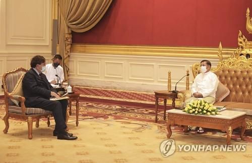 빌 리처드슨 전 주지사(왼쪽)와 민 아웅 흘라잉 미얀마군 최고사령관. 2021.11.2[미얀마트루뉴스 제공/AP=연합뉴스]