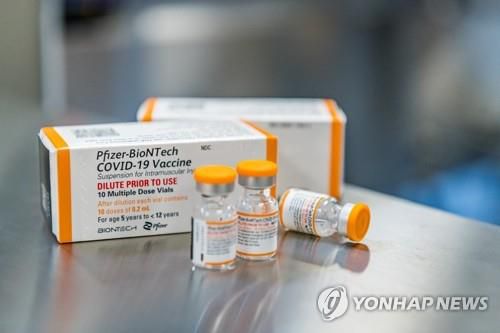 미 FDA 자문위가 접종 권고한 화이자 어린이용 코로나 백신(푸르스 AP=연합뉴스) 미국 식품의약국(FDA)의 외부 자문기구가 지난달 26일(현지시간) 5∼11세 어린이에 대해 화이자-바이오엔테크의 코로나19 백신 접종을 권고했다고 미 언론이 보도했다. 사진은 벨기에 푸르스에서 생산된 화이자의 어린이용 코로나19 백신 모습. [화이자 제공. DB 금지]