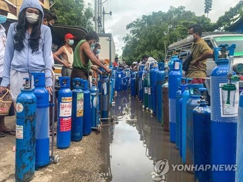 양곤 한 산소 공장 밖에서 산소통 충전을 위해 기다리는 시민들[AFP=연합뉴스] [2021.07.13 송고]