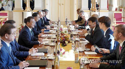 한-헝가리 정상회담하는 문재인 대통령(부다페스트=연합뉴스) 최재구 기자 = 헝가리를 국빈방문 중인 문재인 대통령이 3일(현지시간) 헝가리 부다페스트 대통령궁에서 야노쉬 아데르 헝가리 대통령과 정상회담을 하고 있다. 2021.11.3 jjaeck9@yna.co.kr