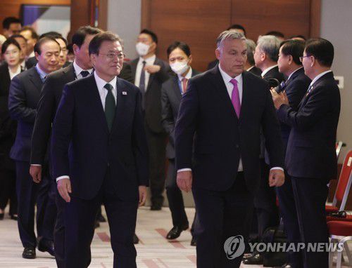 한-V4비즈니스 포럼 참석하는 문재인 대통령(부다페스트=연합뉴스) 최재구 기자 = 문재인 대통령이 3일(현지시간) 헝가리 부다페스트 메리어트 호텔 그랜드부다페스트홀에서 열린 한-비세그라드 그룹(V4, 헝가리·폴란드·체코·슬로바키아) 비즈니스 포럼에  참석하고 있다. 2021.11.4 jjaeck9@yna.co.kr