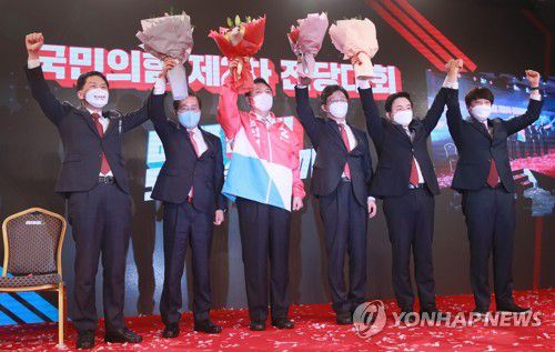 당지도부-경선후보들과 기념촬영하는 국민의힘 윤석열 대선후보(서울=연합뉴스) 국민의힘 윤석열 대선후보(왼쪽 세번째)가 5일 서울 용산구 효창동 백범김구기념관에서 열린 제2차 전당대회에서 이준석 대표 및 경선후보들과 꽃다발을 들고 기념촬영을 하고 있다. 왼쪽부터 김기현 원내대표, 홍준표 경선후보, 윤 후보, 유승민, 원희룡 경선후보, 이준석 대표. 2021.11.5 [국회사진기자단] toadboy@yna.co.kr