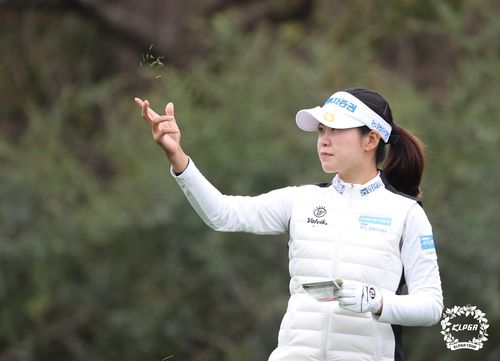 바람을 점검하는 박민지.[KLPGA 제공. 재판매 및 DB 금지]