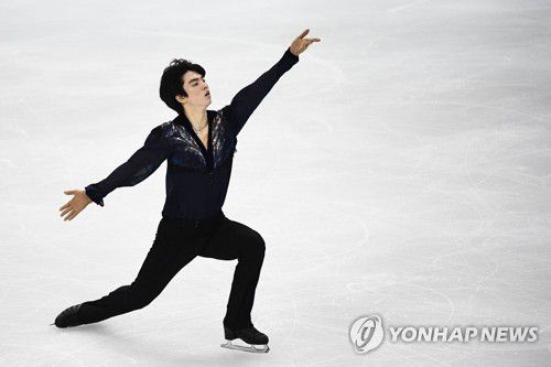 연기하는 차준환피겨스케이팅 남자 싱글 간판 차준환이 7일(한국시간) 이탈리아 토리노에서 열린 2021-2022 ISU(국제빙상경기연맹) 피겨스케이팅 시니어 그랑프리 3차 대회 남자 싱글 프리스케이팅에서 연기를 펼치고 있다. [AFP=연합뉴스]