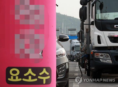 요소수 목마른 화물차들(진해=연합뉴스) 손형주 기자 = 요소수 공급 부족이 지속되고 있는 5일 창원시 진해구 부산신항 웅동 배후단지 주변에 차려진 요소수 판매 노점상에서 화물트럭들이 요소수를 넣고 있다. 한 화물기사는 "요소수를 넣기 위해 2시간을 기다렸는데 넣을 수 있는 것도 다행이라고 생각하며 기다렸다"고 말했다. 2021.11.5 handbrother@yna.co.kr