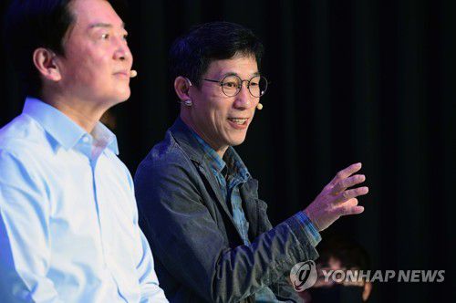 국민의당 안철수 대선후보와 진중권 교수 북 콘서트(서울=연합뉴스) 백승렬 기자 = 국민의당 안철수 대선후보(왼쪽)와 진중권 전 동양대 교수가 7일 서울 마포구의 한 스튜디오에서 공동 집필한 대담집 '대한민국 혁신 논쟁, 선을 넘다' DMZ 북콘서트를 하고 있다. 2021.11.7 [국회사진기자단] srbaek@yna.co.kr