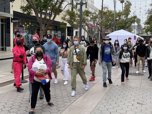 '무궁화꽃이 피었습니다' 놀이를 즐기는 미국 로스앤젤레스(LA) 시민들(로스앤젤레스=연합뉴스) 정윤섭 특파원 = 7일(현지시간) 미국 LA 샌타모니카 다운타운에서 열린 '오징어 게임' 행사에서 시민들이 '무궁화꽃이 피었습니다' 놀이를 즐기고 있다. 2021.11.08 jamin74@yna.co.kr