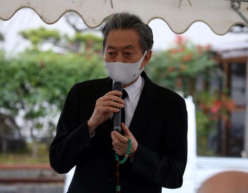 귀 무덤 진혼제에서 발언하는 하토야마(쓰야마[일본 오카야마현]=연합뉴스) 이세원 특파원 = 하토야마유키오 전 일본 총리가 8일 오후 일본 오카야마현 쓰야마시의 귀 무덤 앞에서 열린 진혼제에서 발언하고 있다. 2021.11.8