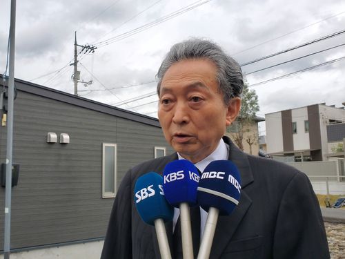 인터뷰하는 하토야마(쓰야마[일본 오카야마현]=연합뉴스) 이세원 특파원 = 하토야마 유키오 전 일본 총리가 8일 오후 일본 오카야마현 쓰야마시에서 귀 무덤 진혼제를 마친 후 한국 언론과 인터뷰를 하고 있다. 2021.11.8