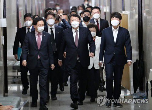 당지도부와 함께 최고위 참석하는 윤석열 후보(서울=연합뉴스) 하사헌 기자 = 국민의힘 윤석열 대선후보(가운데)와 이준석 대표(오른쪽), 김기현 원내대표(왼쪽)가 8일 오전 서울 여의도 국회에서 열린 최고위원회의에 참석하고 있다. 2021.11.8 [국회사진기자단] toadboy@yna.co.kr