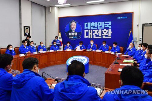 중앙선대위회의에서 발언하는 이재명 대선후보(서울=연합뉴스) 하사헌 기자 = 더불어민주당 이재명 대선후보가 8일 국회에서 열린 중앙선거대책위원회의에서 발언하고 있다. 2021.11.8 [국회사진기자단] toadboy@yna.co.kr