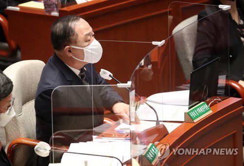 답변하는 홍남기 경제부총리(서울=연합뉴스) 하사헌 기자 = 홍남기 부총리 겸 기획재정부 장관이 8일 오전 서울 여의도 국회에서 열린 예산결산특별위원회 종합정책질의에서 의원 질의에 답변하고 있다. 2021.11.8 [국회사진기자단] toadboy@yna.co.kr