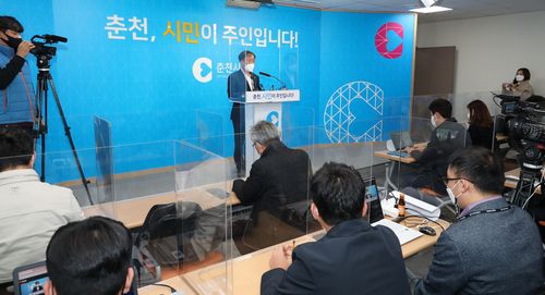 기자설명회하는 이재수 춘천시장[촬영 이재현]