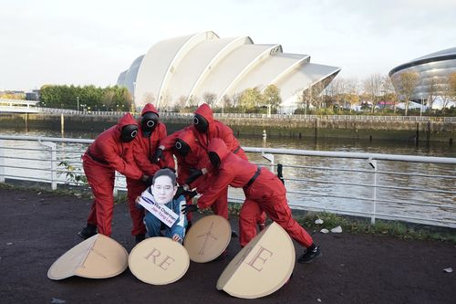 COP26에서 삼성전자 재생에너지 사용 촉구 시위(런던=연합뉴스) 최윤정 특파원 = 국내외 시민사회단체들이 10일(현지시간) 영국 글래스고 제26차 유엔기후변화협약 당사국총회(COP26) 행사장 인근에서 삼성전자에 재생에너지 사용을 촉구하는 시위를 벌였다. [기후미디어허브 제공. 재판매 및 DB 금지]