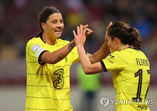 골 들어가자 기뻐하는 서맨사 커(왼쪽)[로이터=연합뉴스]